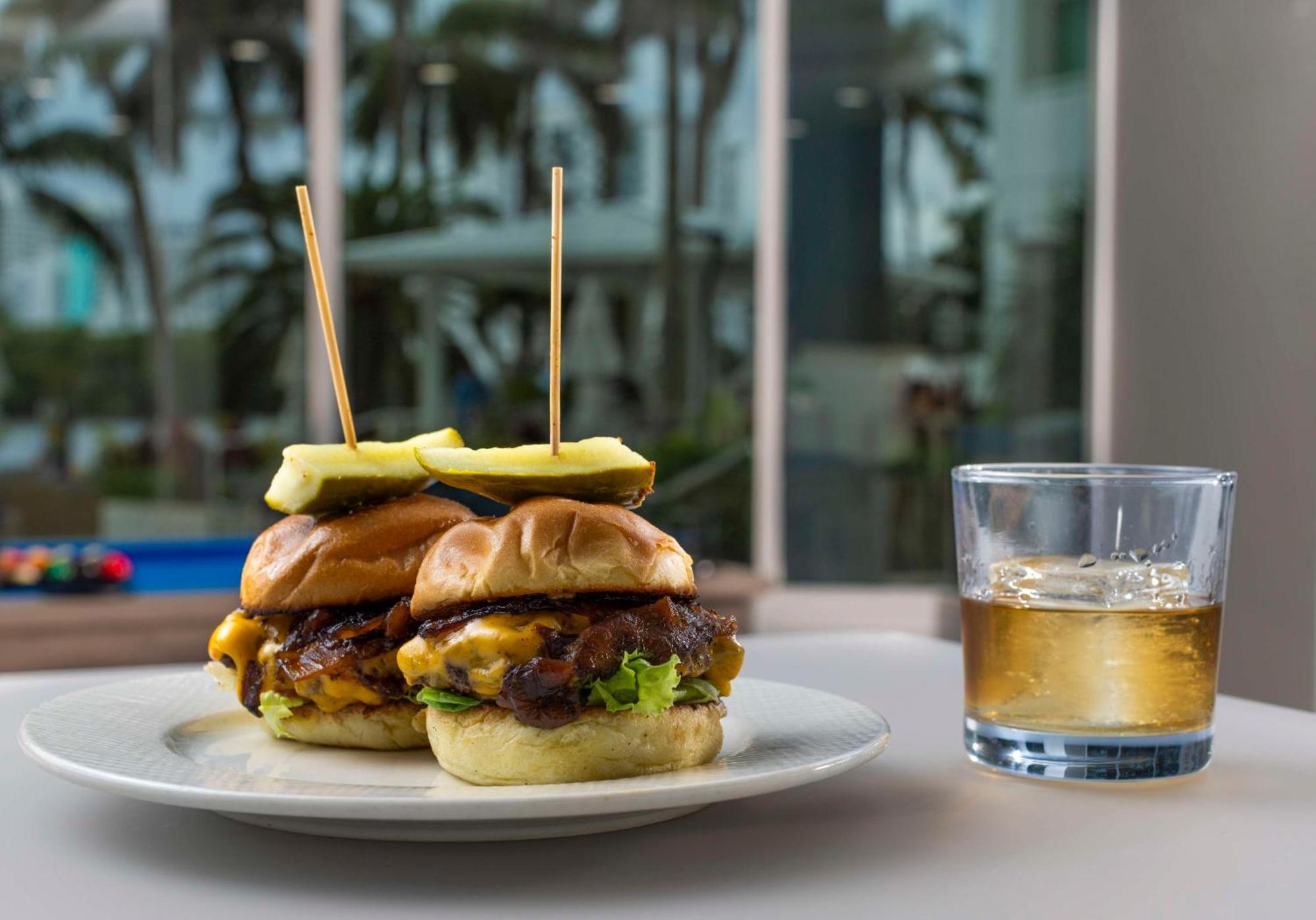 Gallery One - A Doubletree Suites By Hilton Hotel Fort Lauderdale Exterior foto